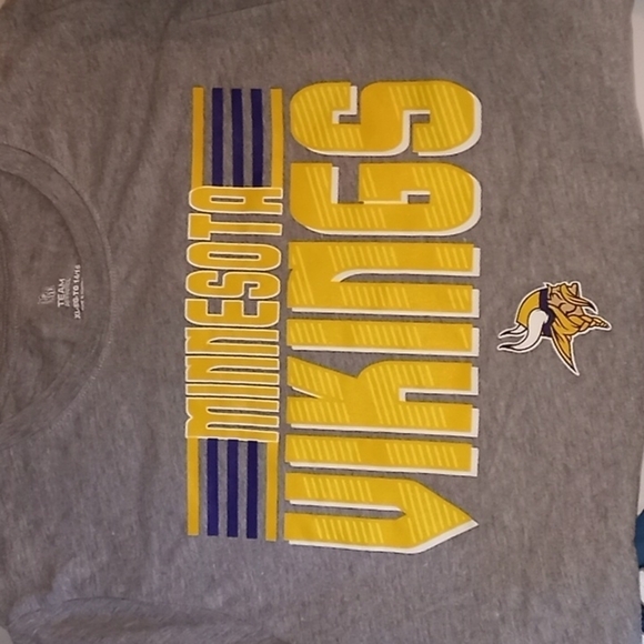 𝅺3 piece Bundle Boy's XL 3 Minnesota Sports Athletic Graphic Tee S… - Picture 2 of 4